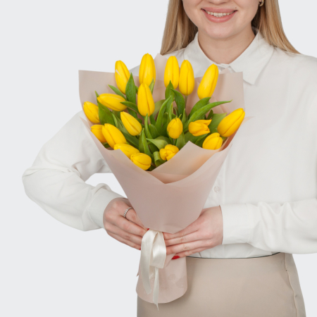 Букет 19 желтых тюльпанов