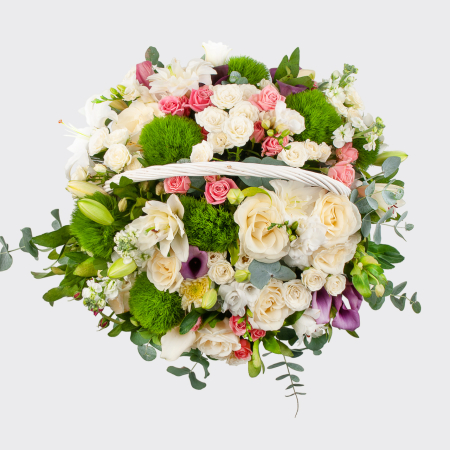 Букет в корзине Цветочница в городе