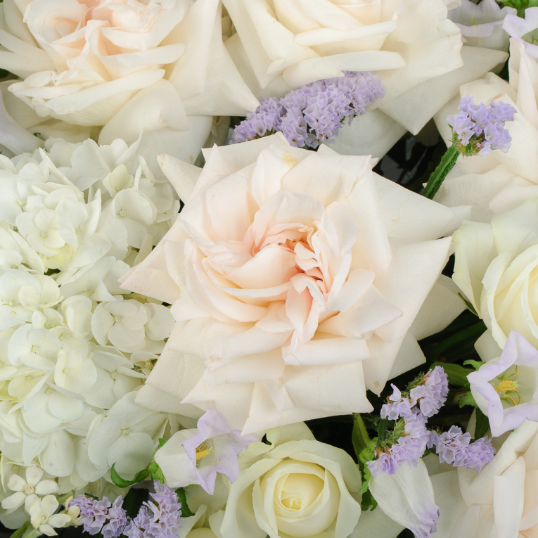 Букет в корзине Светлые небеса