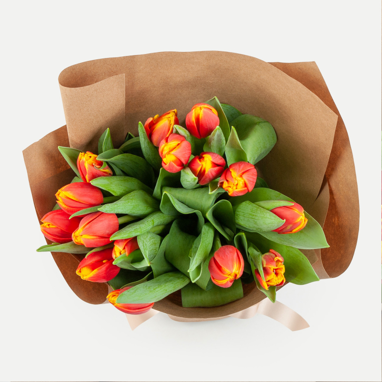Букет 15 тюльпанов в крафте, оранжевые