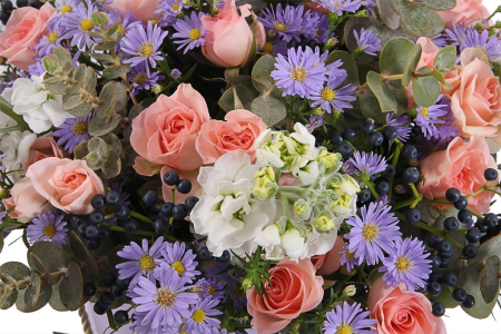 Букет с астрами Нежные поцелуи в шляпной коробке Букет с астрами Нежные поцелуи в шляпной коробке