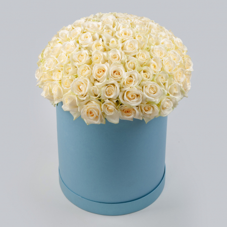 Букет в голубой коробке Первая нежность (101 роза)