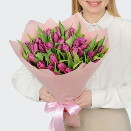 Букет 35 фиолетовых тюльпанов