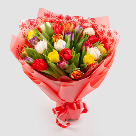 Букет 25 тюльпанов в красной бумаге, микс