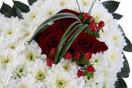 Букет с хризантемами Сейчас и навеки в коробке