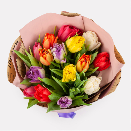 Букет 15 тюльпанов в розовой бумаге, микс