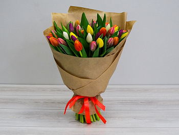 Букет 45 тюльпанов микс в крафтовой бумаге