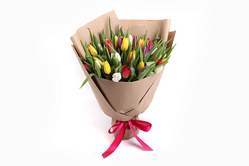 Букет 45 тюльпанов в крафтовой бумаге, микс