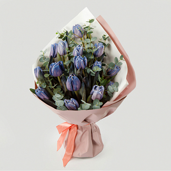 Букет из тюльпанов и эвкалипта Аметист