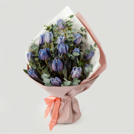 Букет из тюльпанов и эвкалипта Аметист