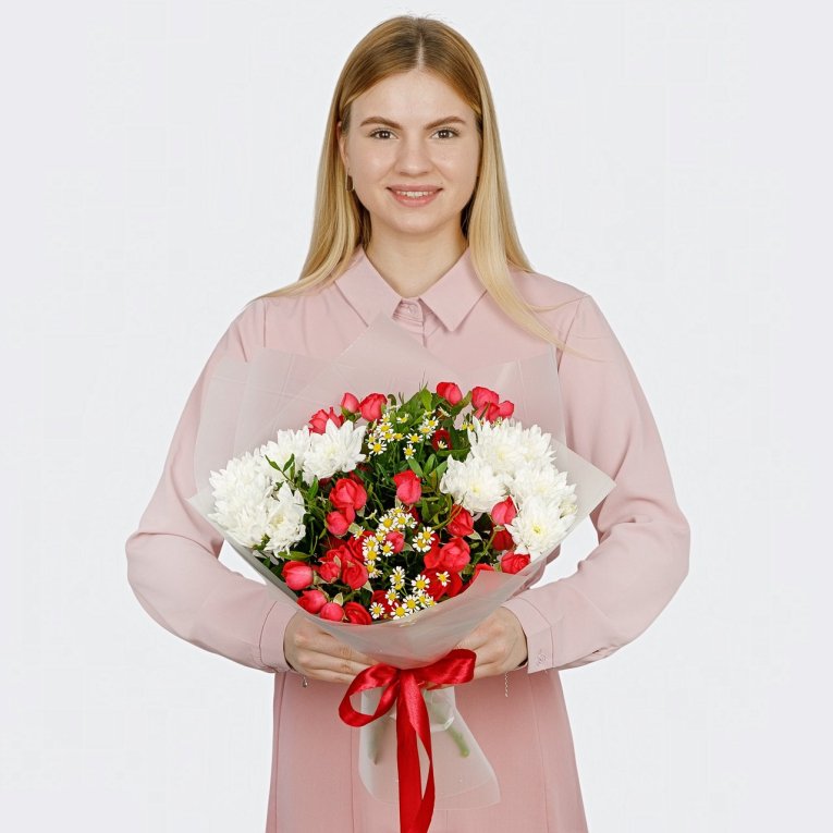 Букет с розами и хризантемами Алое вдохновение