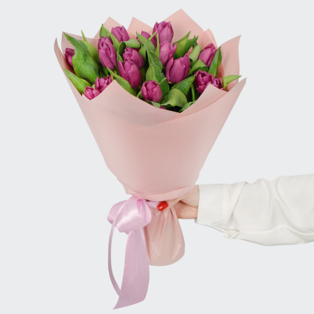 Букет 19 фиолетовых тюльпанов