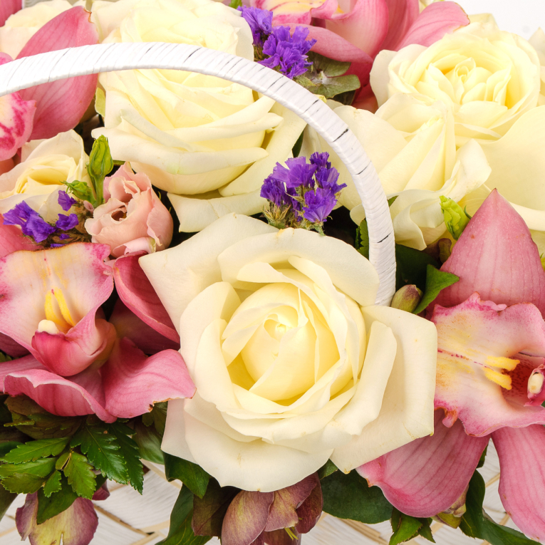 Букет в корзине Малиновый поцелуй