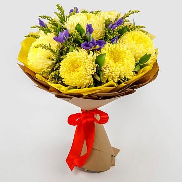 Букет с ирисами и хризантемами Яркая вершина