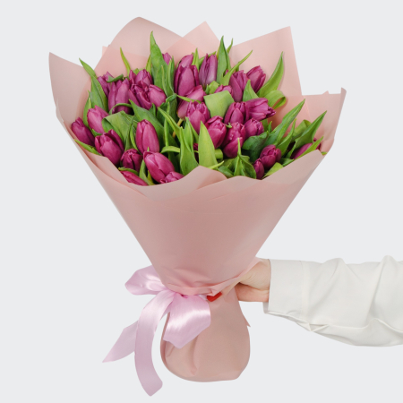 Букет 35 фиолетовых тюльпанов