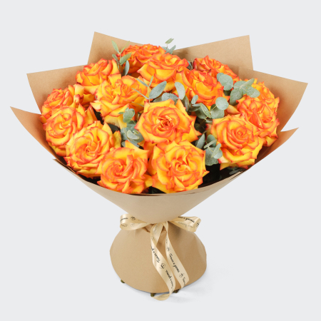 Букет из 15 роз Искры страсти (в крафте)