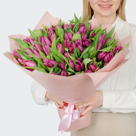 Букет 75 фиолетовых тюльпанов