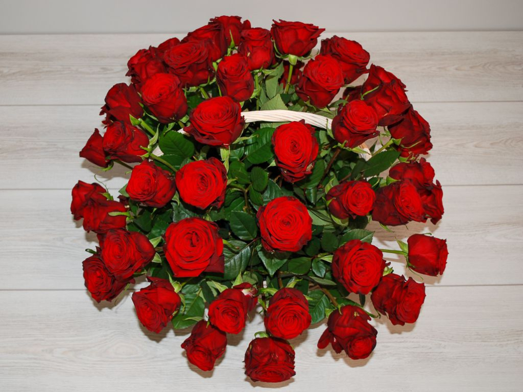 Букет 51 роза в корзине