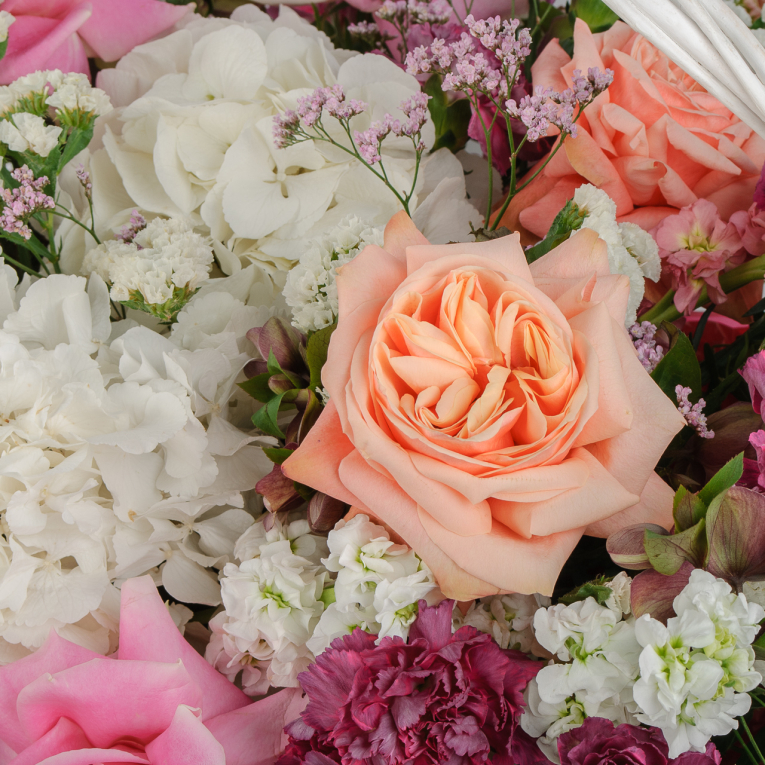 Букет в корзине Цветочное кружево