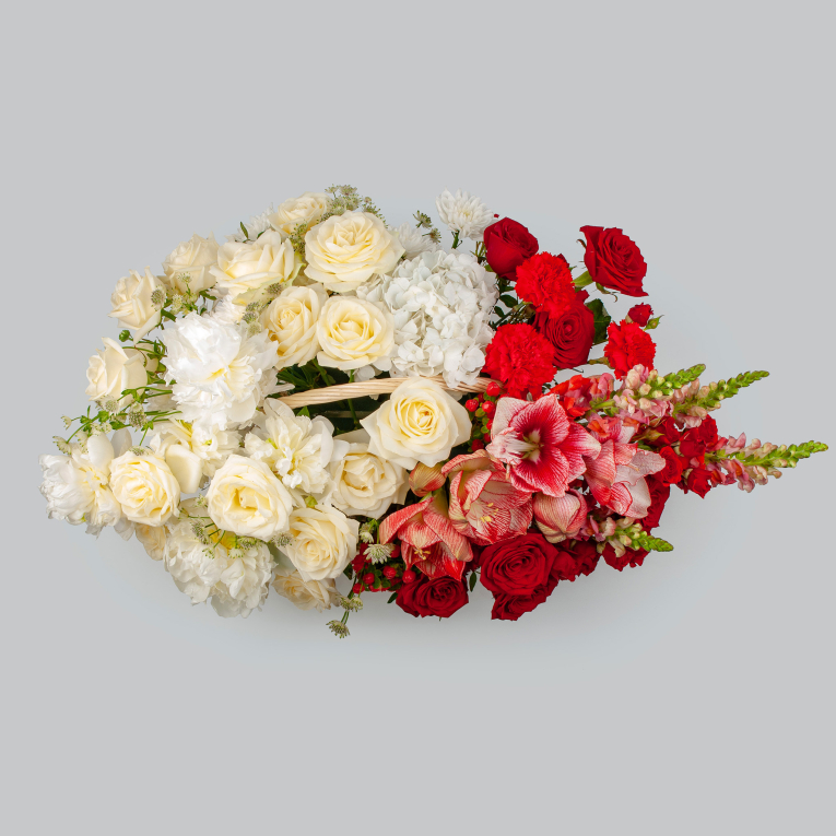 Букет в корзине Два цвета любви
