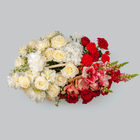Букет в корзине Два цвета любви