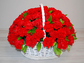 Букет с гвоздиками Импрессия в корзине (макси)