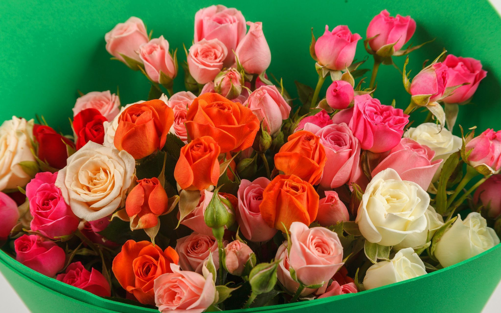 Букет 9 кустовых роз в фоамиране