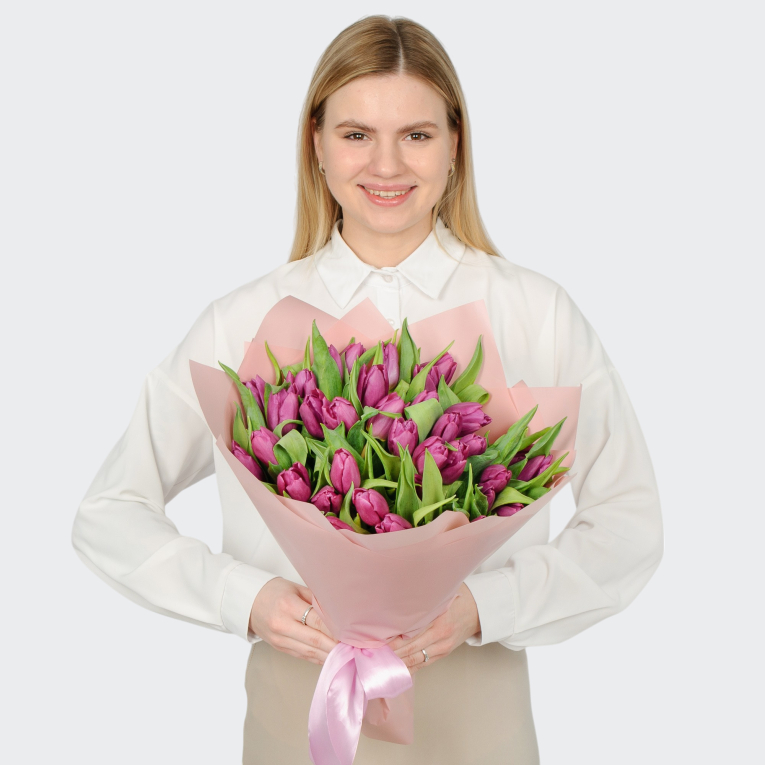 Букет 35 фиолетовых тюльпанов