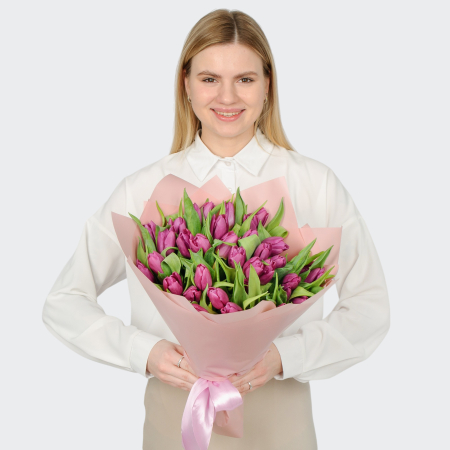 Букет 35 фиолетовых тюльпанов