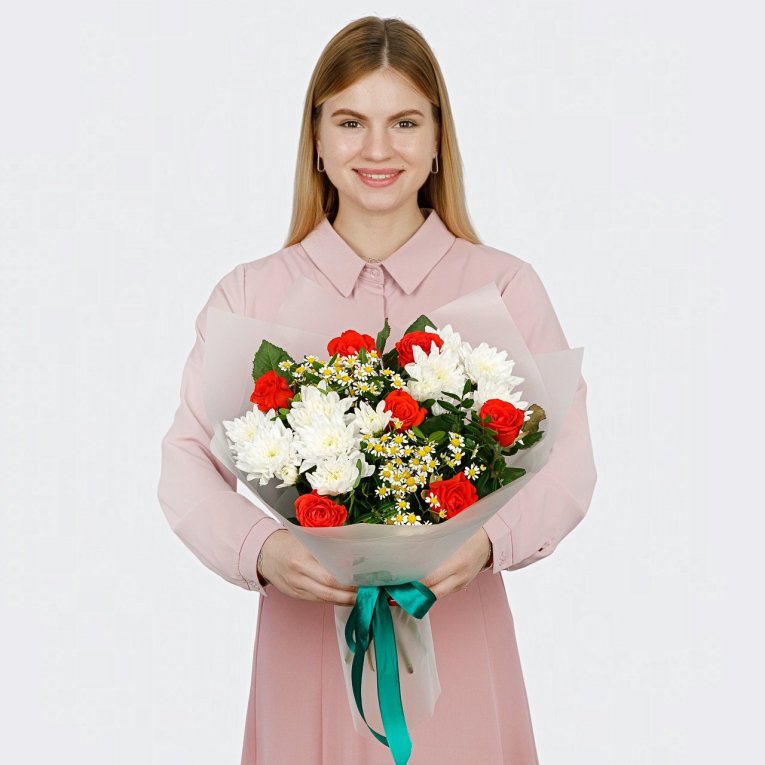 Букет с розами и хризантемами Светлое мгновение