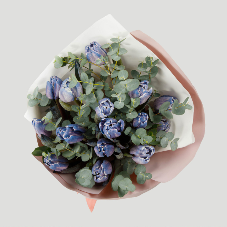 Букет из тюльпанов и эвкалипта Аметист