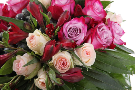 Букет Малиновое вино в шляпной коробке