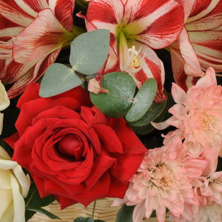 Букет в корзине Лето кончится не скоро