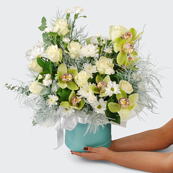 Букет в шляпной коробке Белая птица Букет в шляпной коробке Белая птица