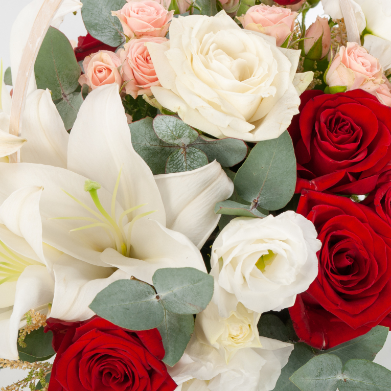 Букет в корзине Вид из окна