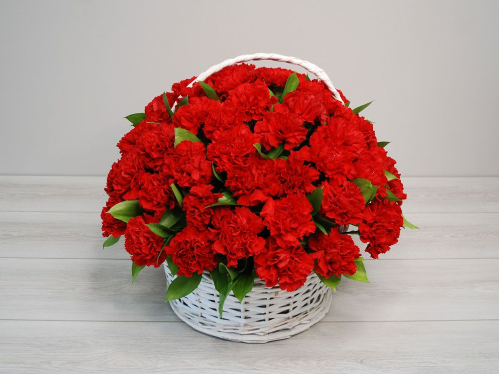 Букет с гвоздиками Импрессия в корзине (макси)