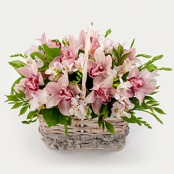 Букет с орхидеями в корзине Райский островок