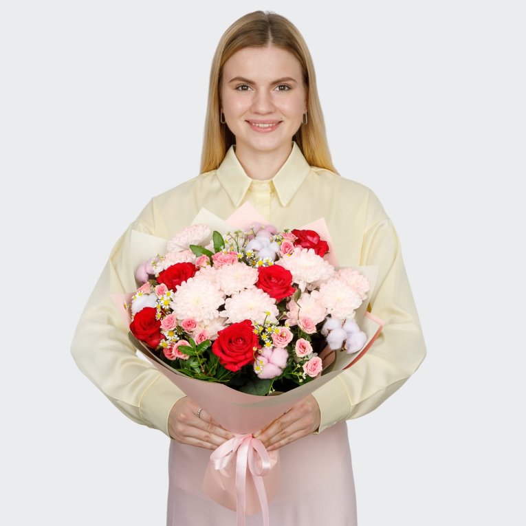 Букет с хризантемами и розами Зачарованная заря