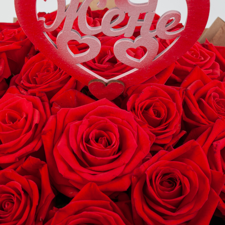 Букет 25 красных роз с топпером Моей единственной