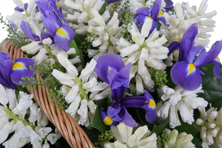 Букет с гиацинтами Три метра над уровнем неба в корзине