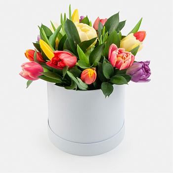 Букет 15 тюльпанов микс в белой шляпной коробке