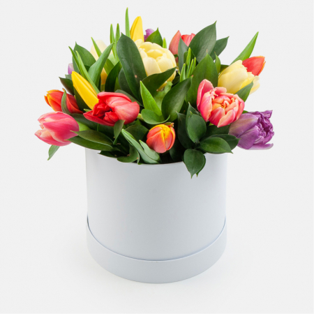 Букет 15 тюльпанов микс в белой шляпной коробке