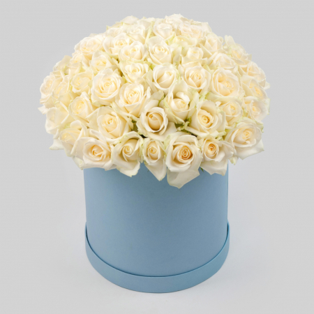 Букет в голубой коробке Первая нежность (51 роза)