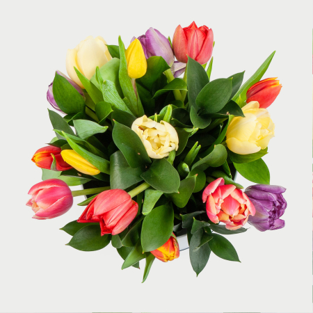 Букет 15 тюльпанов микс в белой шляпной коробке