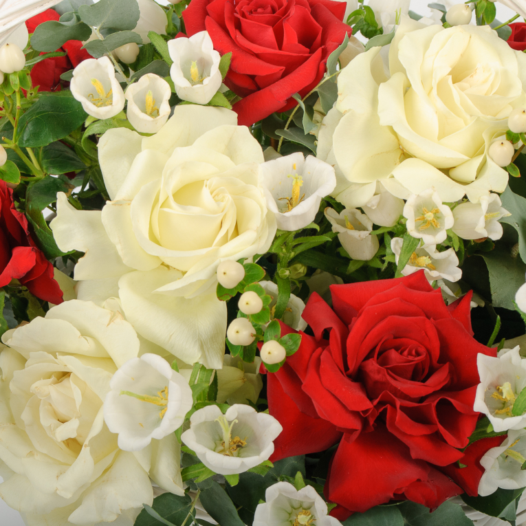 Букет в корзине Долина любви