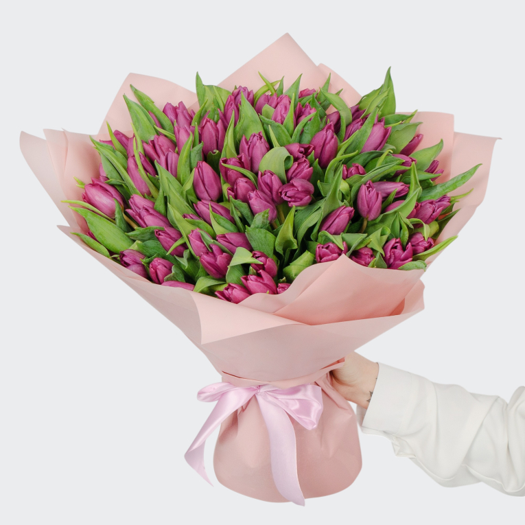 Букет 75 фиолетовых тюльпанов