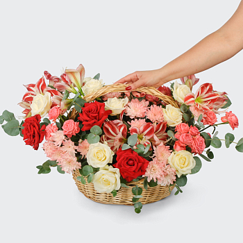 Букет в корзине Лето кончится не скоро