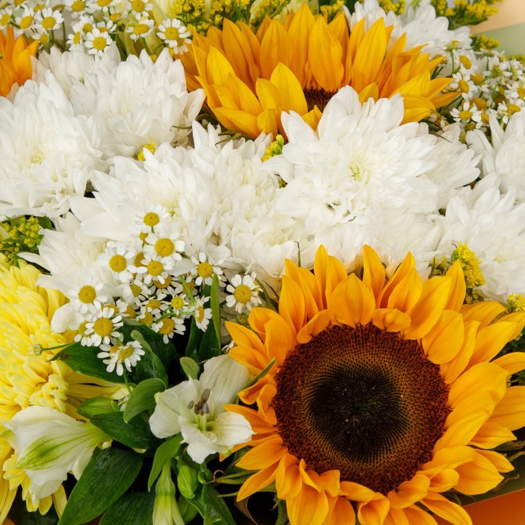 Букет с подсолнухами и альстромериями Золотая симфония