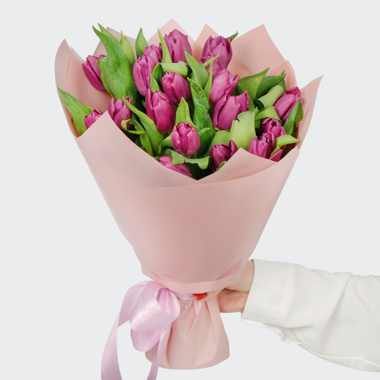 Букет 21 фиолетовый тюльпан