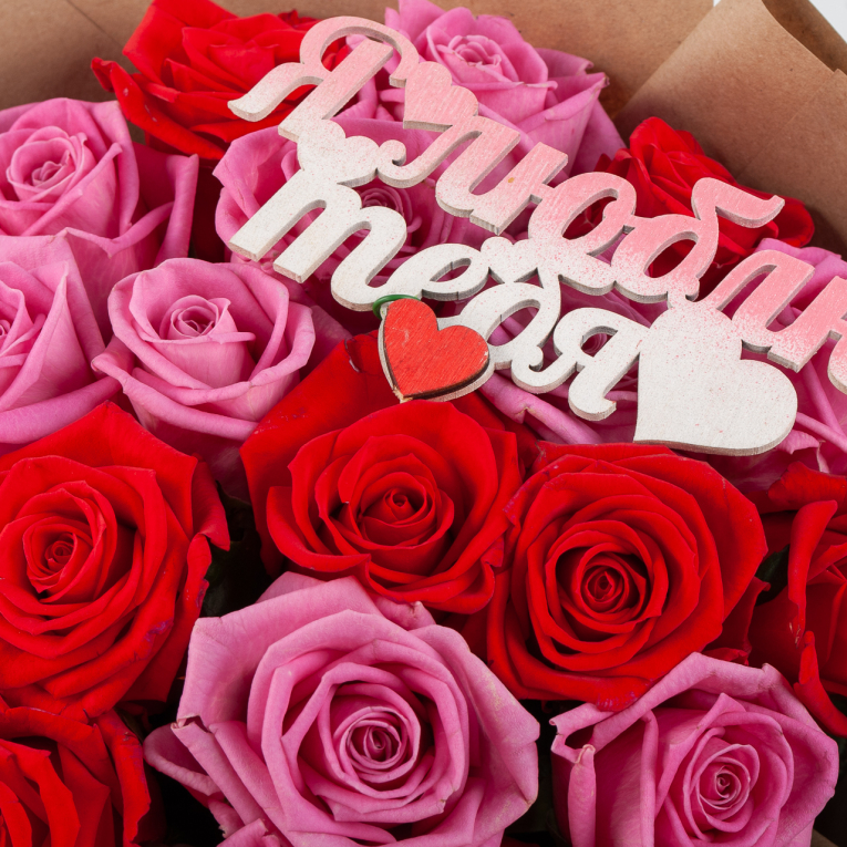 Букет из 21 розы с топпером Розы и признания